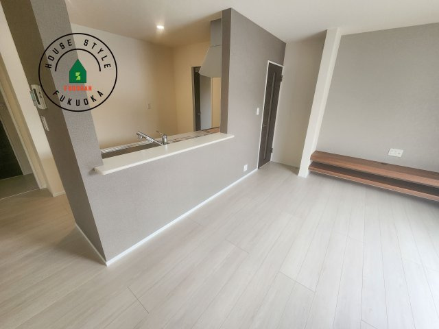 糟屋郡新宮町夜臼2丁目第1-4棟（2号棟）の内観：施工例|キッチンから立ち込める香りが今日の料理を期待させます。