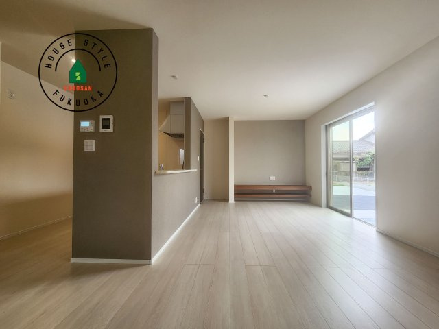 糟屋郡新宮町夜臼2丁目第1-4棟（2号棟）の内観：施工例|キッチンからリビングをしっかり確認できます。家族の笑顔があふれる空間になりそうですね。