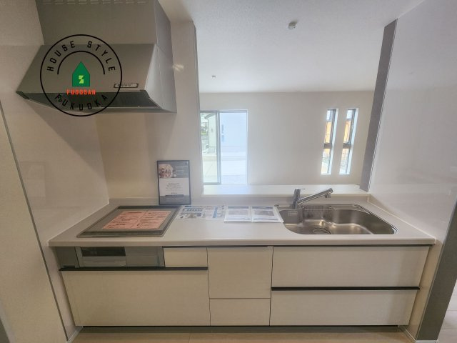 糟屋郡新宮町夜臼2丁目第1-4棟（2号棟）の内観：施工例|ご家族を近くに感じられる対面キッチンのLDK。会話もはずみそうですね。