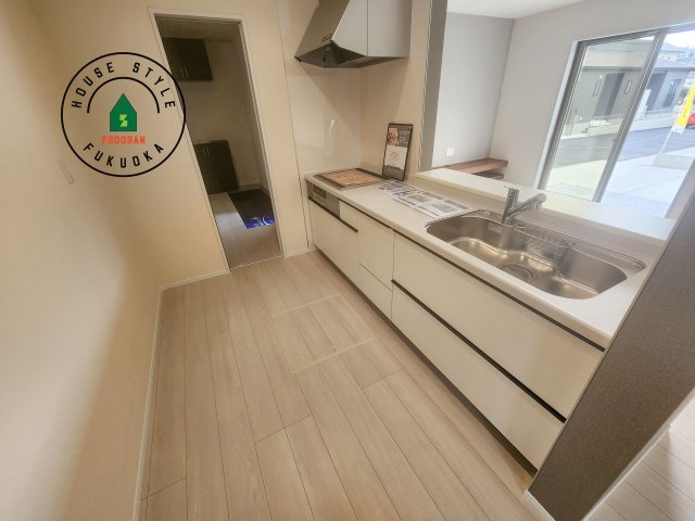 糟屋郡新宮町夜臼2丁目第1-4棟（2号棟）の内観：施工例|ダイニングテーブルへの配膳がラクラク、お料理はかどるカウンター付きシステムキッチン！