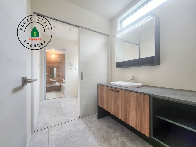 糟屋郡新宮町夜臼2丁目第1-4棟（3号棟）の内観：施工例|ゆとりの洗面スペースで朝の身支度もスムーズに。暮らしを快適に変えるシャワー付洗面台です！