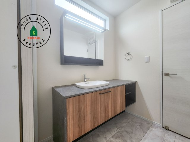 糟屋郡新宮町夜臼2丁目第1-4棟（3号棟）の内観：施工例|毎日使うものだから清潔な空間を保ちたい水回り。洗面にはそんな願いを解消させてくれる収納アイデアが満載です。三面鏡の裏側にはキャビネットが現れ小物から背の高い物まで収納できます。