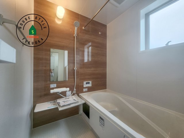 糟屋郡新宮町夜臼2丁目第1-4棟（3号棟）の内観：施工例|1日の疲れを癒してくれる広々バスルーム。雨の日のお洗濯にも大活躍な浴室乾燥機付です！