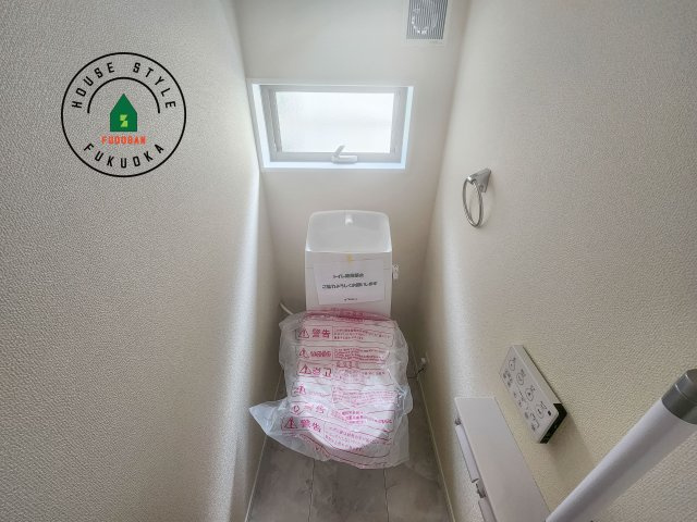 糟屋郡新宮町夜臼2丁目第1-4棟（3号棟）の内観：施工例|温水洗浄便座を完備しております。2ヶ所にトイレがあるのは朝の慌ただしい時間も安心です。