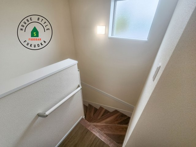 糟屋郡新宮町夜臼2丁目第1-4棟（3号棟）の内観：施工例|＜手すり付階段＞手すりがないと階段の昇り降りで危険なことはもちろん、壁に手をつきながら歩くことで壁紙が汚れやすくなります。すべての方に快適に昇り降りしていただくため、手すりを設置しました。