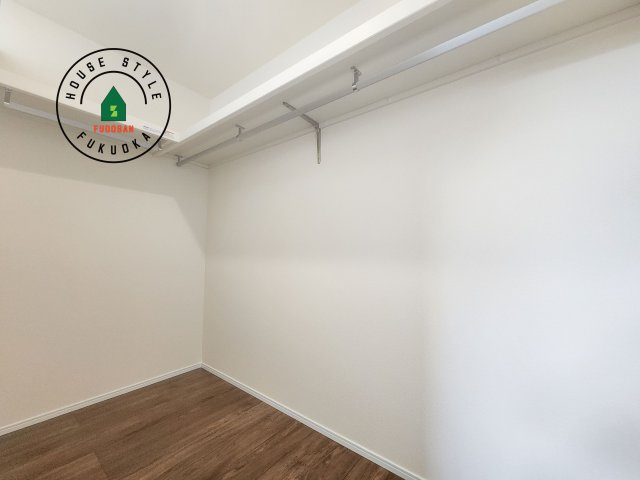 糟屋郡新宮町夜臼2丁目第1-4棟（3号棟）の内観：施工例|洋服や大きな荷物が多い方や人数の多いご家族などは、一般的なクローゼットよりもウォークインクローゼットのほうが使い勝手が良いです。