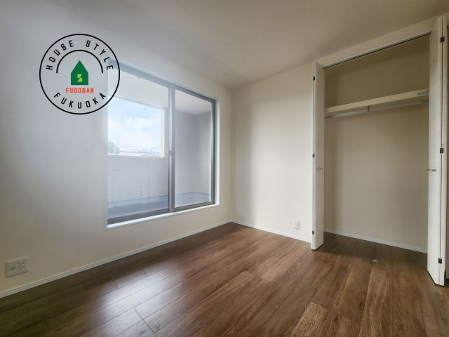 糟屋郡新宮町夜臼2丁目第1-4棟（3号棟）の内観：施工例|採光良好な洋室は全居室、複層ガラスの遮熱効果と断熱効果で、一年中快適に過ごせます。