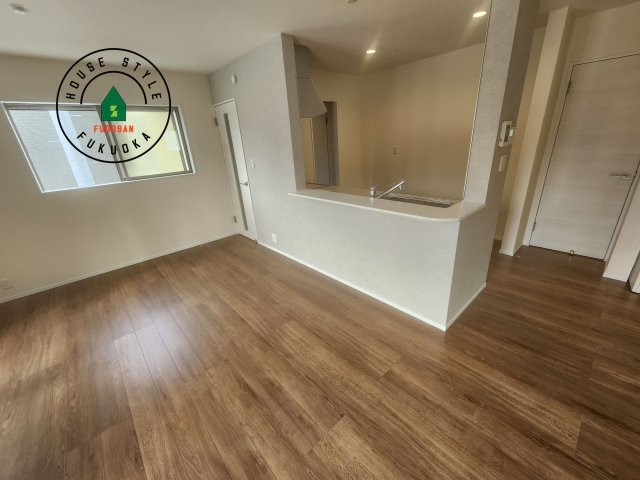 糟屋郡新宮町夜臼2丁目第1-4棟（3号棟）の内観：施工例|キッチンから立ち込める香りが今日の料理を期待させます。