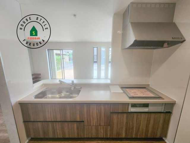 糟屋郡新宮町夜臼2丁目第1-4棟（3号棟）の内観：施工例|ご家族を近くに感じられる対面キッチンのLDK。会話もはずみそうですね。