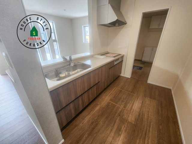 糟屋郡新宮町夜臼2丁目第1-4棟（3号棟）の内観：施工例|ダイニングテーブルへの配膳がラクラク、お料理はかどるカウンター付きシステムキッチン！