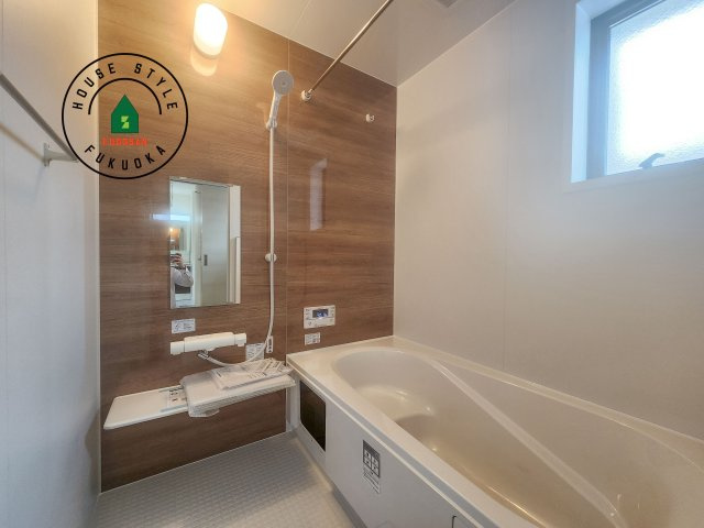 糟屋郡新宮町夜臼2丁目第1-4棟（4号棟）の浴室|1日の疲れを癒してくれる広々バスルーム。雨の日のお洗濯にも大活躍な浴室乾燥機付です！