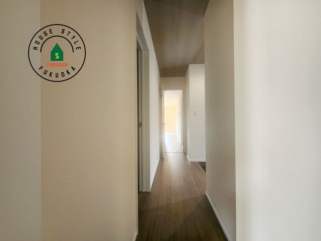 糟屋郡新宮町夜臼2丁目第1-4棟（4号棟）の内装|＜手すり付階段＞手すりがないと階段の昇り降りで危険なことはもちろん、壁に手をつきながら歩くことで壁紙が汚れやすくなります。すべての方に快適に昇り降りしていただくため、手すりを設置しました。