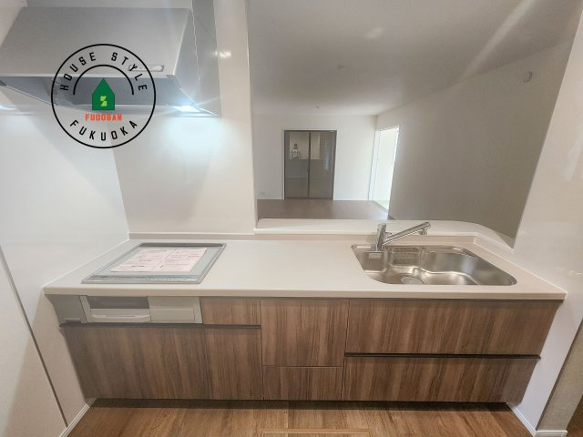 糟屋郡新宮町夜臼2丁目第1-4棟（4号棟）のキッチン|ご家族を近くに感じられる対面キッチンのLDK。会話もはずみそうですね。