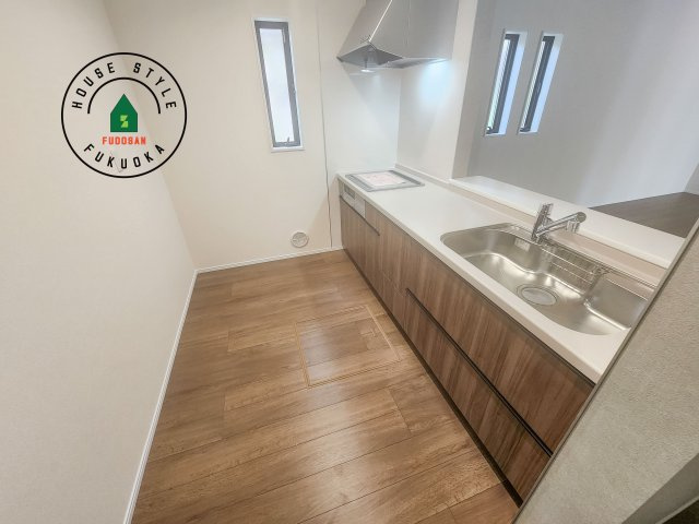 糟屋郡新宮町夜臼2丁目第1-4棟（4号棟）のキッチン|ダイニングテーブルへの配膳がラクラク、お料理はかどるカウンター付きシステムキッチン！