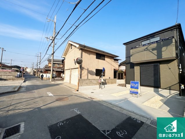 高砂市曽根町　第8期　新築一戸建ての前面道路含む現地写真|周辺は閑静な住宅街！前面道路広々で車の出し入れも便利です。駐車が苦手な方でも安心して車庫入れできます！