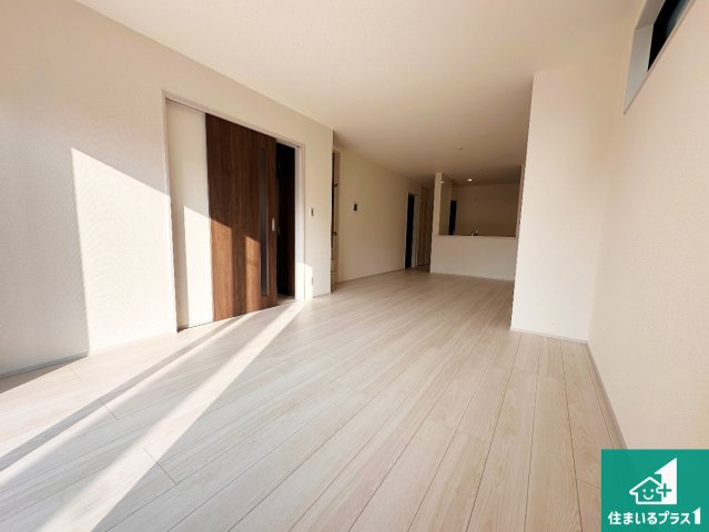 高砂市曽根町　第8期　新築一戸建ての居間・リビング|日当たり良好の明るいリビングで朝の目覚めもスッキリできそう！対面キッチンでご家族のコミュニケーションも自然と増える設計！小さなお子様が遊ぶスペースを作っても広々とくつろげるLDK！