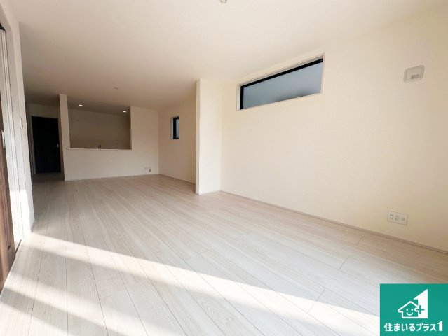 高砂市曽根町　第8期　新築一戸建ての居間・リビング|日当たり良好の明るいリビングで朝の目覚めもスッキリできそう！対面キッチンでご家族のコミュニケーションも自然と増える設計！小さなお子様が遊ぶスペースを作っても広々とくつろげるLDK！