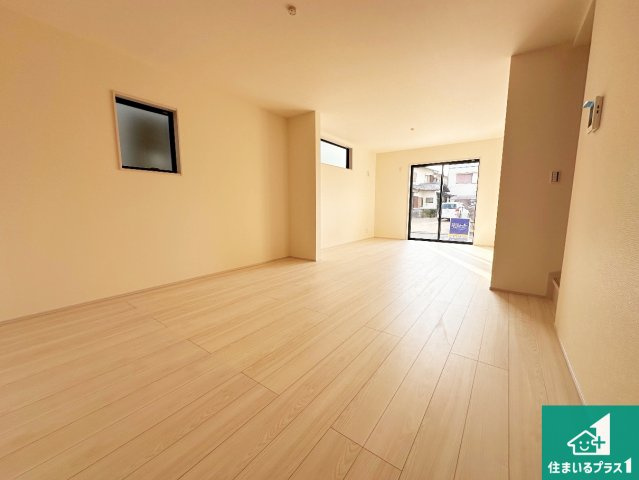 高砂市曽根町　第8期　新築一戸建ての外観|明るいリビングで朝の目覚めもスッキリできそう！対面キッチンでご家族のコミュニケーションも自然と増える設計！小さなお子様が遊ぶスペースを作っても広々とくつろげるLDK！
