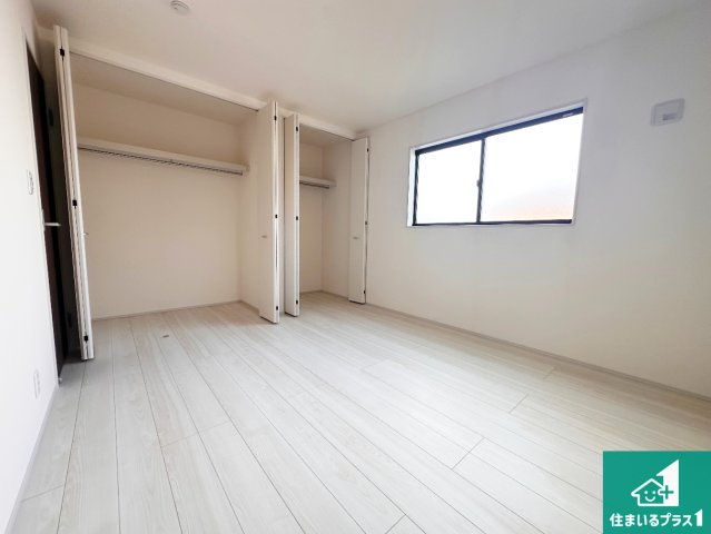 高砂市曽根町　第8期　新築一戸建ての洋室|寝室は心地よい眠りについてもらいたくて、シンプルかつ開放的な空間な設計にしています！大きな窓から差し込む日が心地いいです♪