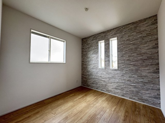 【洋室】 | 新座市畑中1丁目　新築一戸建住宅　全2棟　(志木本店) | 洋室4.5帖／コンパクトながらも採光を確保した明るい洋室。
