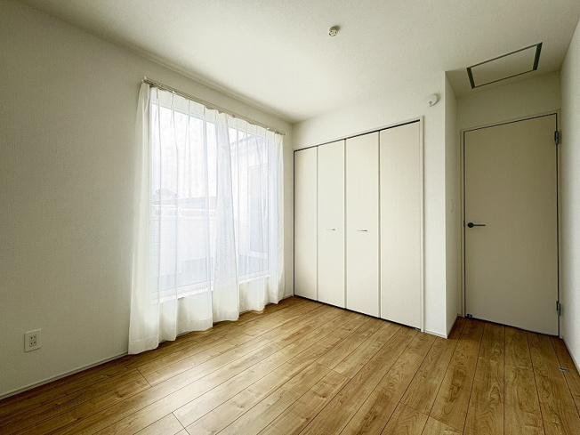 【洋室】 | 新座市畑中1丁目　新築一戸建住宅　全2棟　(志木本店) | 洋室5.25帖／子ども部屋や書斎としても使いやすいサイズ感。

