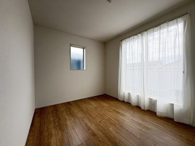 【洋室】 | 新座市畑中1丁目　新築一戸建住宅　全2棟　(志木本店) | 洋室5.25帖／クローゼット付きで使い勝手良好！