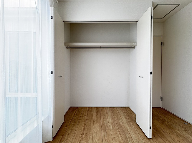 【収納】 | 新座市畑中1丁目　新築一戸建住宅　全2棟　(志木本店) | 洋室5.25帖／クローゼット完備でお部屋をすっきり保てます。