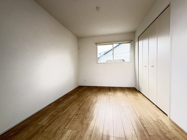 【洋室】 | 新座市畑中1丁目　新築一戸建住宅　全2棟　(志木本店) | 洋室6.5帖／主寝室にもぴったりなゆとりの6.5帖洋室。
大きなベッドを置いても余裕のある広さで、落ち着いた時間を過ごせます。