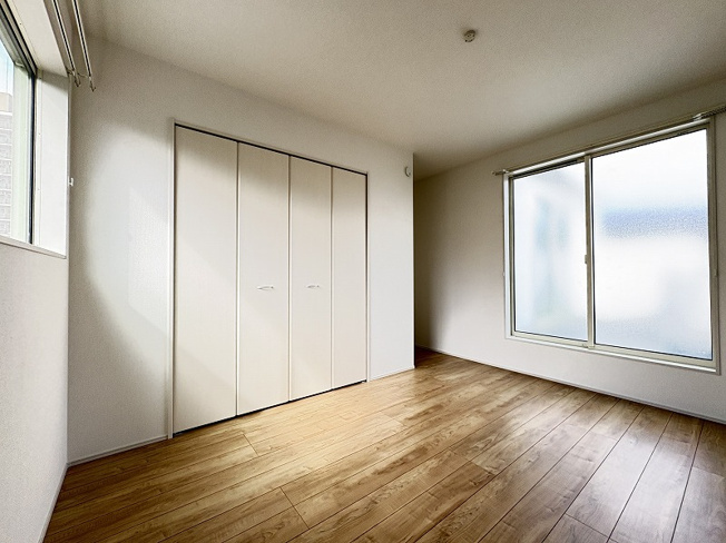 【洋室】 | 新座市畑中1丁目　新築一戸建住宅　全2棟　(志木本店) | 洋室6.5帖／窓からの採光で明るく、こもりすぎない快適な空間。