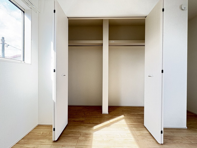 【収納】 | 新座市畑中1丁目　新築一戸建住宅　全2棟　(志木本店) | 洋室6.5帖／すっきりとした暮らしをサポートします。