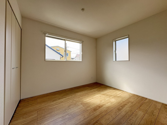 【洋室】 | 新座市畑中1丁目　新築一戸建住宅　全2棟　(志木本店) | 洋室5.25帖／明るく落ち着いた洋室5.25帖