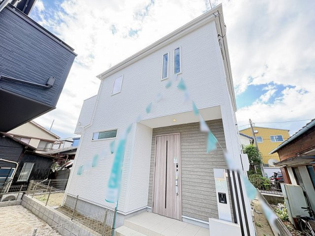 【外観】 | 新座市畑中1丁目　新築一戸建住宅　全2棟　(志木本店) | 現地（2025年10月）撮影／明るい色合いと柔らかなフォルムが特徴の外観。