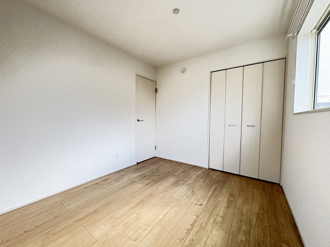【洋室】 | 新座市畑中1丁目　新築一戸建住宅　全2棟　(志木本店) | 洋室5.25帖／やさしい光が差し込む居心地のいい空間