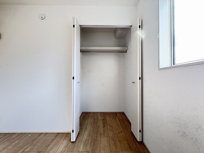 【収納】 | 新座市畑中1丁目　新築一戸建住宅　全2棟　(志木本店) | 洋室5.25帖／収納完備でお部屋すっきり
