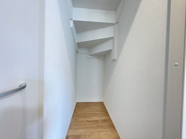 【収納】 | 新座市畑中1丁目　新築一戸建住宅　全2棟　(志木本店) | 階段下を活用した収納スペース