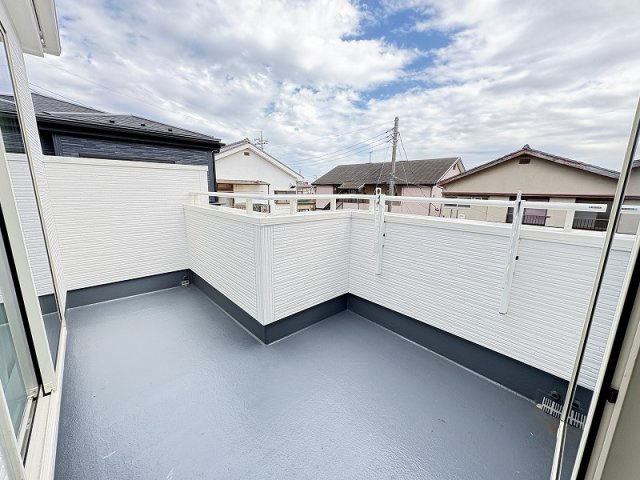 【バルコニー】 | 新座市畑中1丁目　新築一戸建住宅　全2棟　(志木本店) | 開放感のあるバルコニーは、心地よい風と陽射しを感じられる癒しのスペース。