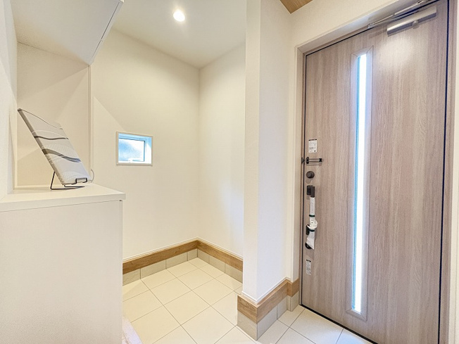 【玄関】 | 新座市畑中1丁目　新築一戸建住宅　全2棟　(志木本店) | 大容量のシューズロークを完備。
靴はもちろん、ベビーカーやアウトドア用品の収納にも便利です。