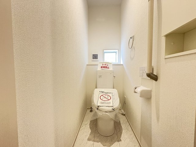 【トイレ】 | 新座市畑中1丁目　新築一戸建住宅　全2棟　(志木本店) | 清潔感のあるトイレ空間。