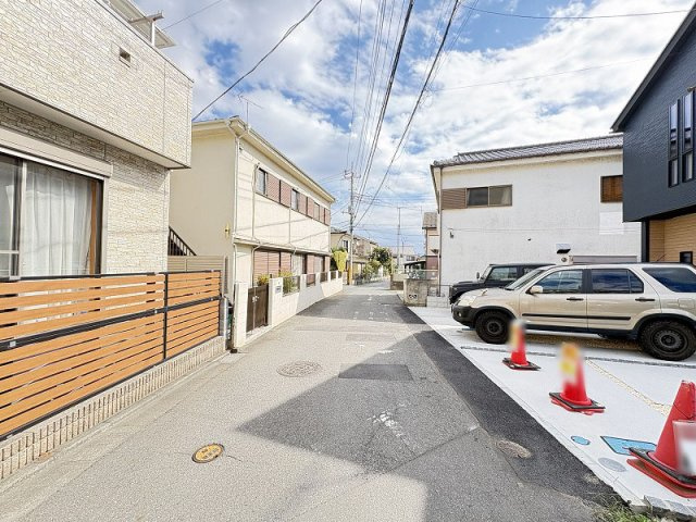 【前面道路含む現地写真】 | 新座市畑中1丁目　新築一戸建住宅　全2棟　(志木本店) | 現地（2025年10月）撮影