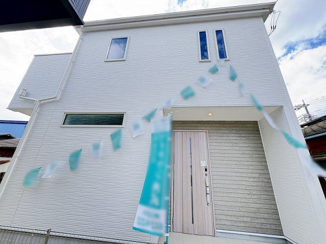 【外観】 | 新座市畑中1丁目　新築一戸建住宅　全2棟　(志木本店) | 現地（2025年10月）撮影／長く愛されるデザインで、帰るたびに誇らしい気持ちになれる住まいです。