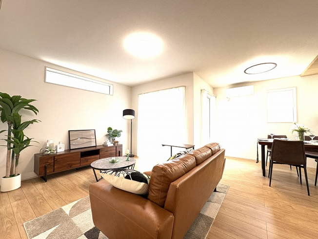 【居間・リビング】 | 新座市畑中1丁目　新築一戸建住宅　全2棟　(志木本店) | 大きな窓から光が降り注ぐ、明るく開放的なリビング。
家族の笑顔が自然と集まる、心地よい空間です。