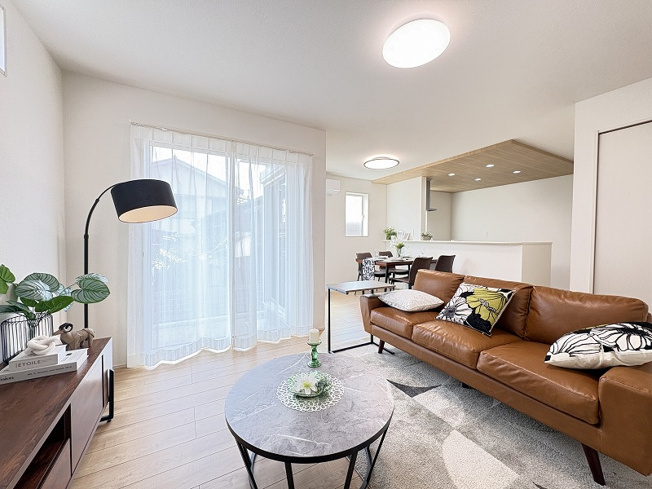 【居間・リビング】 | 新座市畑中1丁目　新築一戸建住宅　全2棟　(志木本店) | キッチン横に便利なパントリーを設置。
食材や日用品のストックもすっきり収納できます。