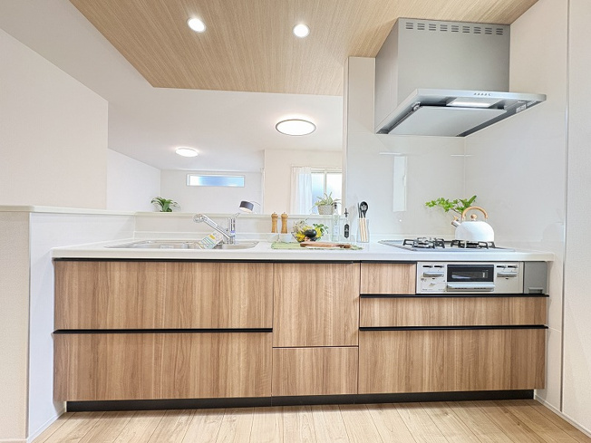 【キッチン】 | 新座市畑中1丁目　新築一戸建住宅　全2棟　(志木本店) | キッチン・洗面・浴室を近くにまとめた水回り集中設計。