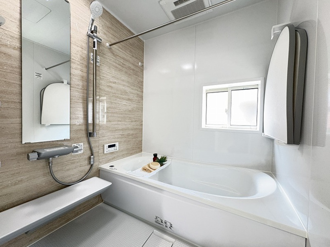 【浴室】 | 新座市畑中1丁目　新築一戸建住宅　全2棟　(志木本店) | 清潔感あふれるバスルーム。
ゆったりとした浴槽で、1日の疲れを癒すくつろぎの時間を過ごせます。