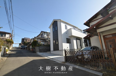 【前面道路含む現地写真】 | 綾瀬市寺尾釜田3丁目 新築戸建て 全1棟【仲介手数料無料】 | 宅地建物取引士による不動産のご説明・現地のご案内、住宅金融普及協会住宅ローンアドバイザーが住宅ローンのアドバイスから融資実行までのお手伝いをしっかりサポートします♪