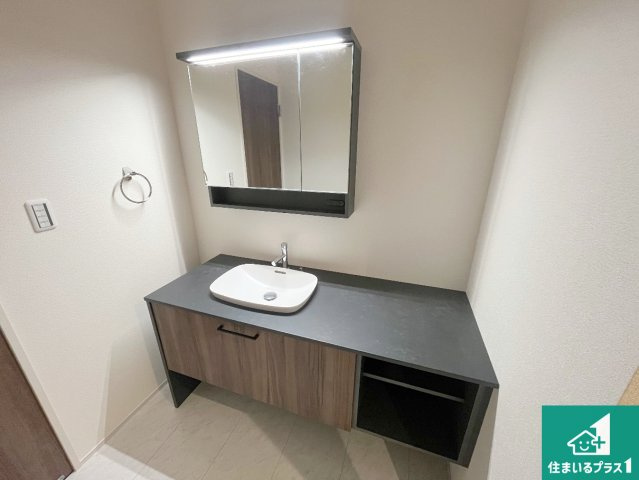 赤穂市加里屋　第3期　新築一戸建ての独立洗面台|清潔感のある洗面台です。フラットな鏡は掃除がしやすく毎日清潔！鏡裏には収納があるのでスッキリとした洗面台が保てます。