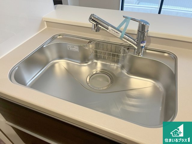 赤穂市加里屋　第3期　新築一戸建ての設備|蛇口の先端に浄水器を内蔵しています！原水と浄水、お湯と冷水、シャワーの切替えがワンタッチなので用途によって使い分けられます。