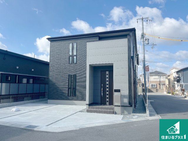 赤穂市加里屋　第3期　新築一戸建ての前面道路含む現地写真|周辺は閑静な住宅街！前面道路広々で車の出し入れも便利です。駐車が苦手な方でも安心して車庫入れできます！