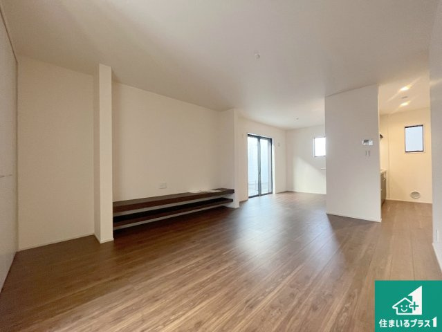 赤穂市加里屋　第3期　新築一戸建ての居間・リビング|日当たり良好の明るいリビングで朝の目覚めもスッキリできそう！対面キッチンでご家族のコミュニケーションも自然と増える設計！小さなお子様が遊ぶスペースを作っても広々とくつろげるLDK！