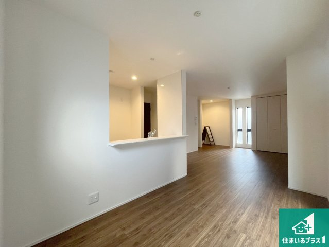 赤穂市加里屋　第3期　新築一戸建ての居間・リビング|日当たり良好の明るいリビングで朝の目覚めもスッキリできそう！対面キッチンでご家族のコミュニケーションも自然と増える設計！小さなお子様が遊ぶスペースを作っても広々とくつろげるLDK！